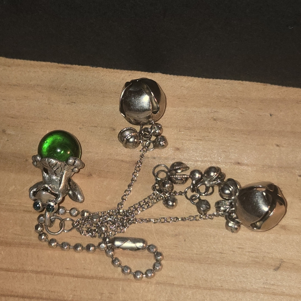 BEAUTIFUL SIGNED CCI PEWTER GREEN GLASS BALL FROG FAIRY BELLS CHARM - Picture 7 of 8